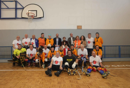 Foto conjunta Familia de Alberto Areces con C.D. Amigos del Cibles y Equipo Femenino de Hockey Patines - INEF Galicia - 2 (Foto cedida por La Opinión A Coruña)